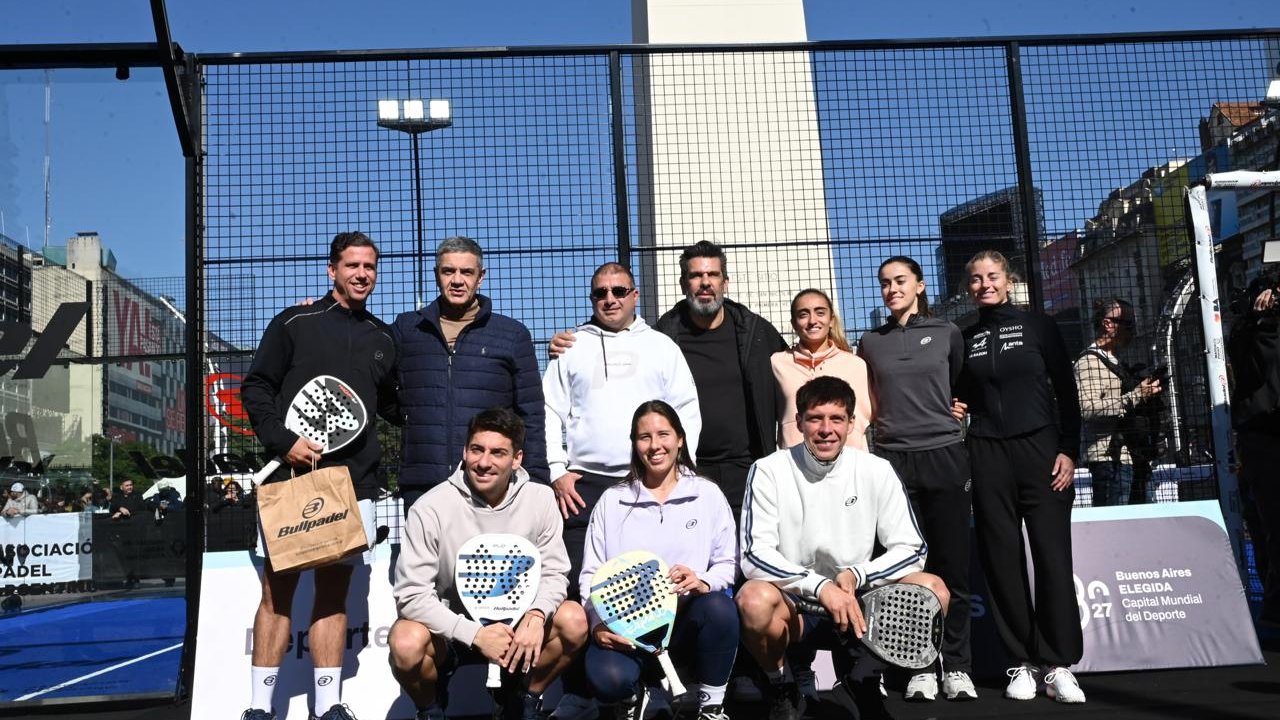 Partido de pádel visto desde la cancha